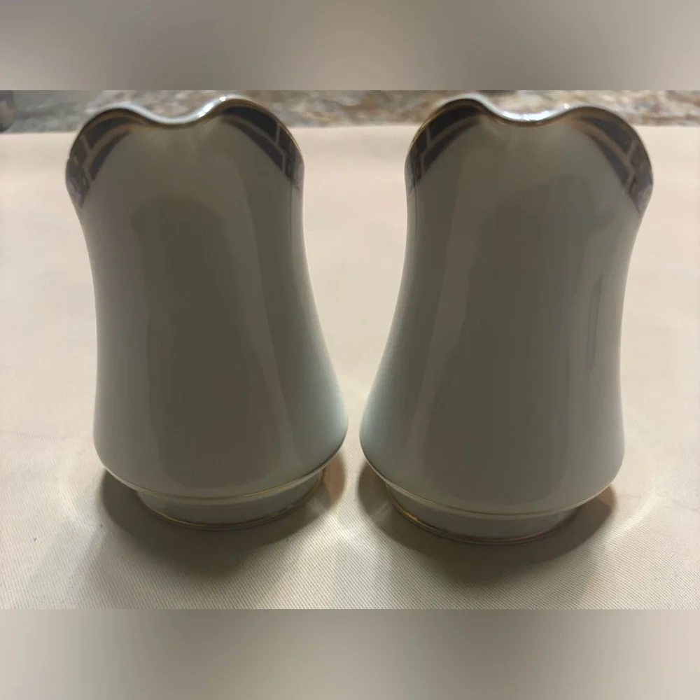 MIKASA Florisse Black L2841 Fine China CREAMERS - Set of 2‎ - Floral